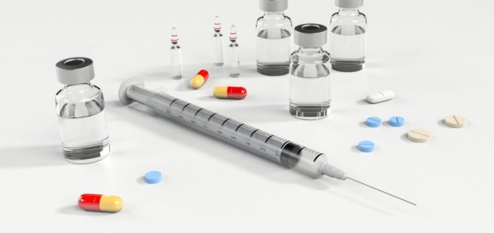 Vaccin, seringue et medicaments
