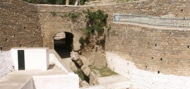 Ruelle et terrasse dans le village de Zemmoura