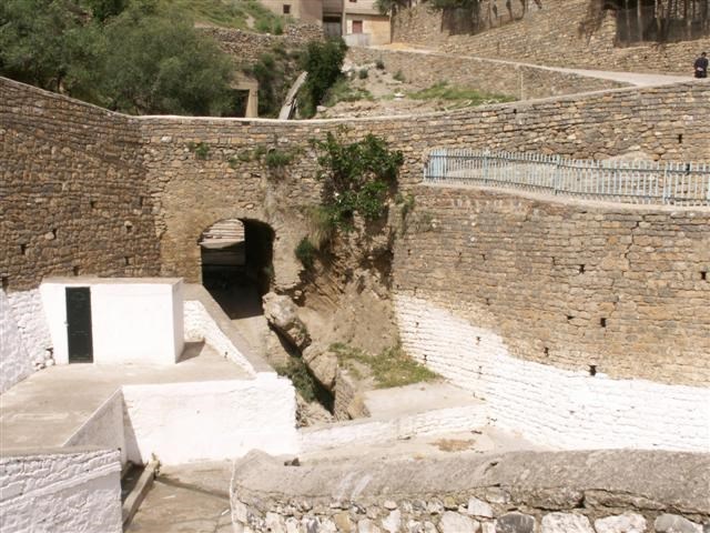 Ruelle et terrasse dans le village de Zemmoura